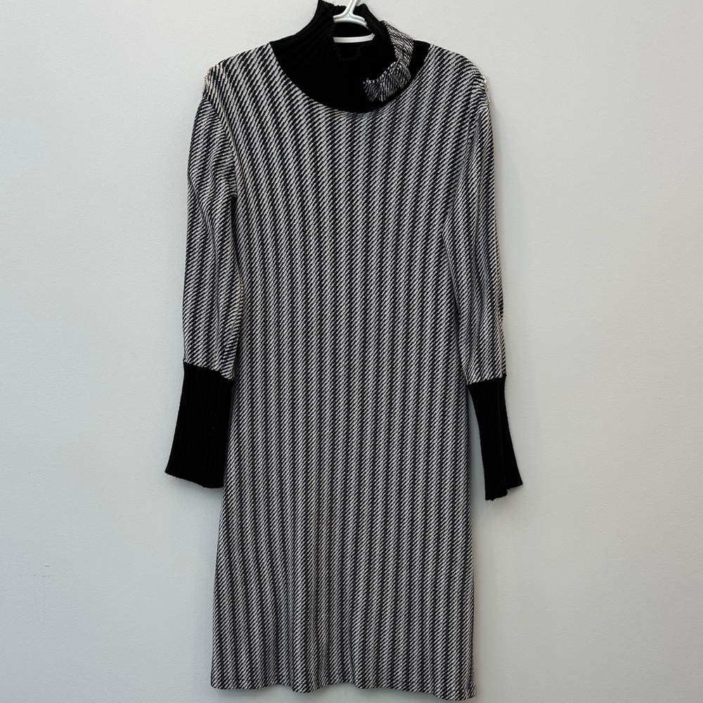 Chic Black and White Long Sleeve Dress